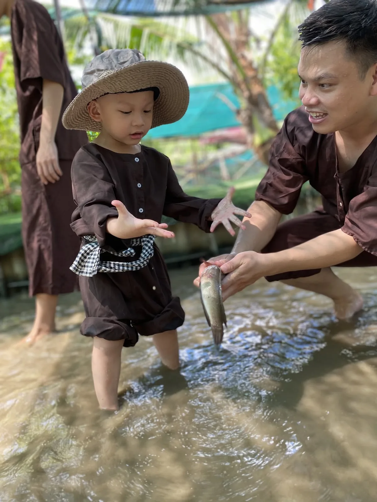 Tát mương bắt cá tại Dragon Farm