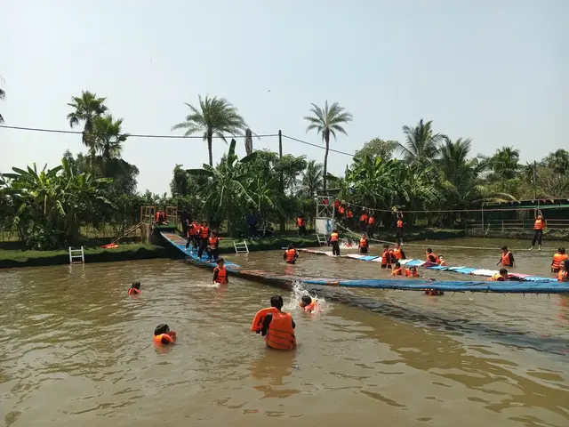 Các bé tham gia hoạt động trải nghiệm đi cầu phao, cầu lắc giữ thăng bằng tại Nông Trại Rồng Dragon Farm