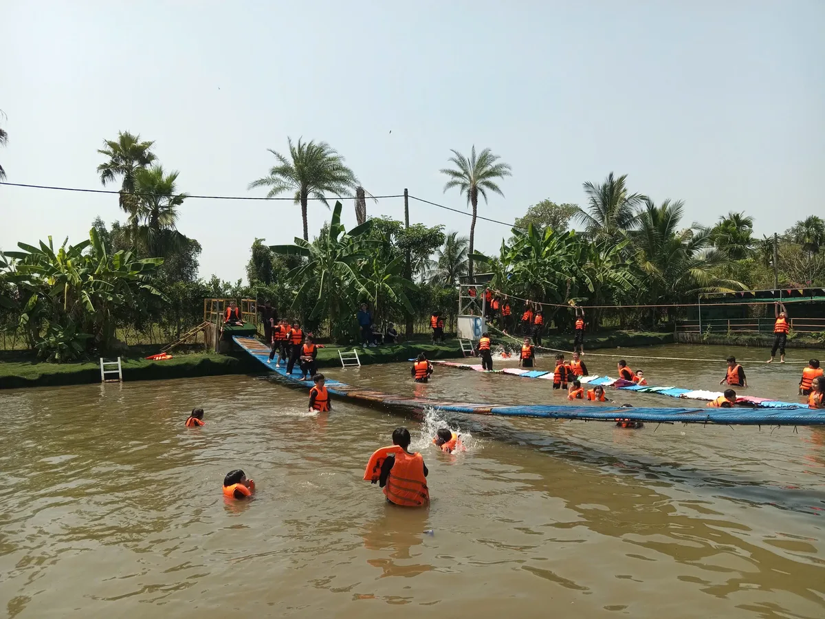 Các bé tham gia trò chơi cầu phao có mặc áo phao an toàn