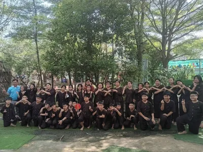 Các em học sinh tiểu học đội nón lá di chuyển theo hàng ngũ dã ngoại tại nông trại