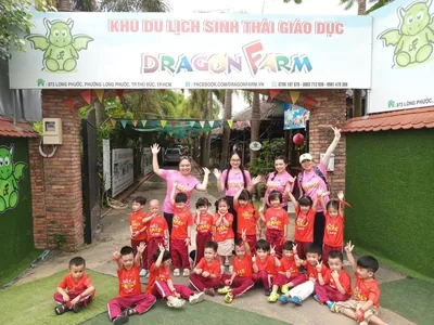 Các bé đoàn mầm non VAS Summer Camp chụp ảnh lưu niệm tập thể trước cổng Dragon Farm