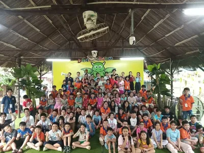 Đoàn học sinh dã ngoại chụp hình tập thể tại sân nhà sàn lá Dragon Farm
