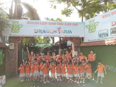 Đoàn trường học tập trung trước sân khấu biểu diễn múa rối cạn