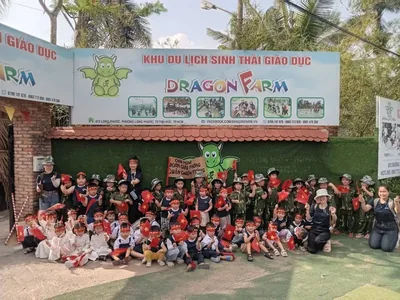 Các bé lớp mầm non chụp hình tập thể lưu niệm dã ngoại