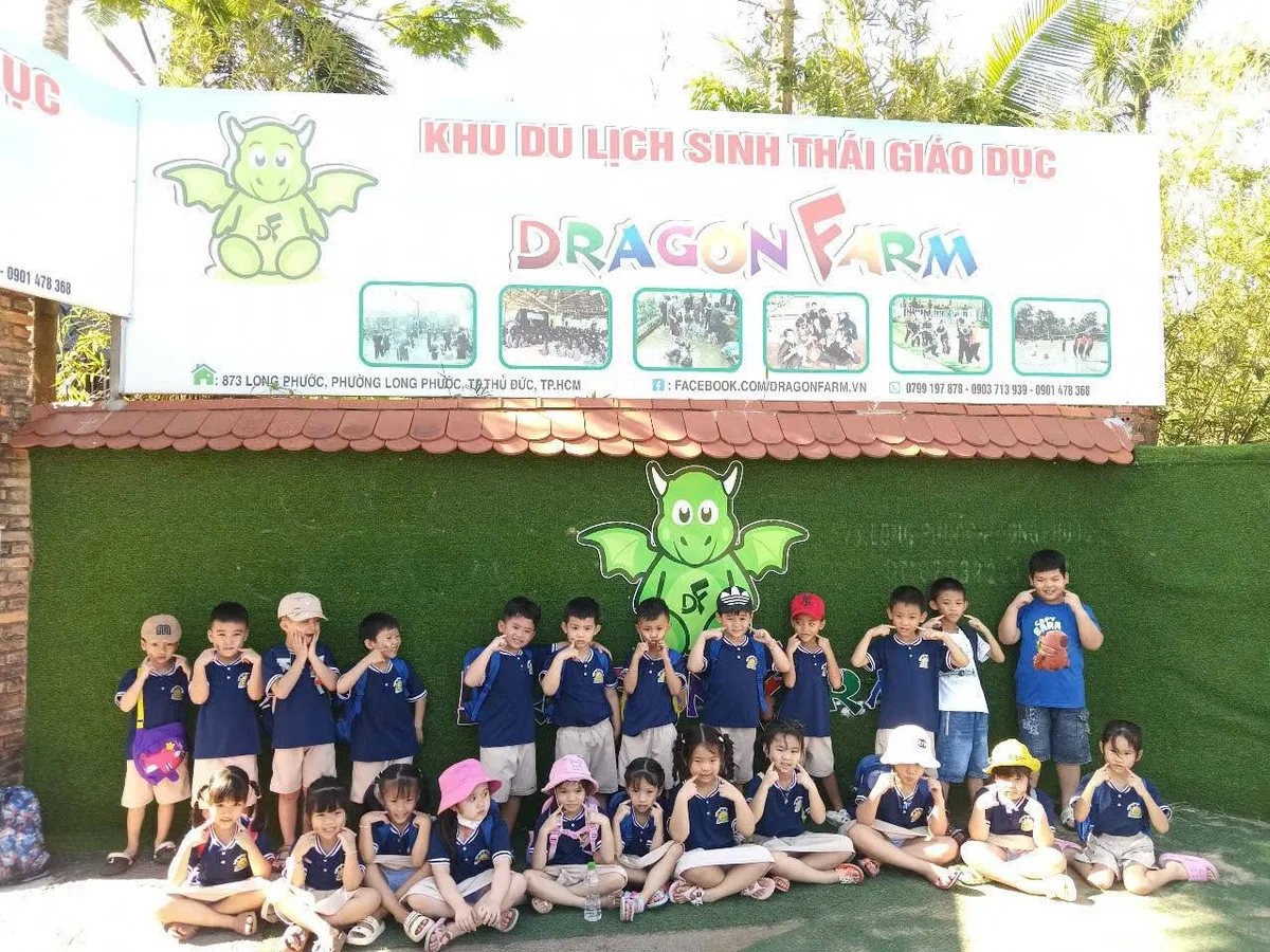 Đoàn mầm non cầm cờ trường tham gia hoạt động ngoại khóa tại Dragon Farm