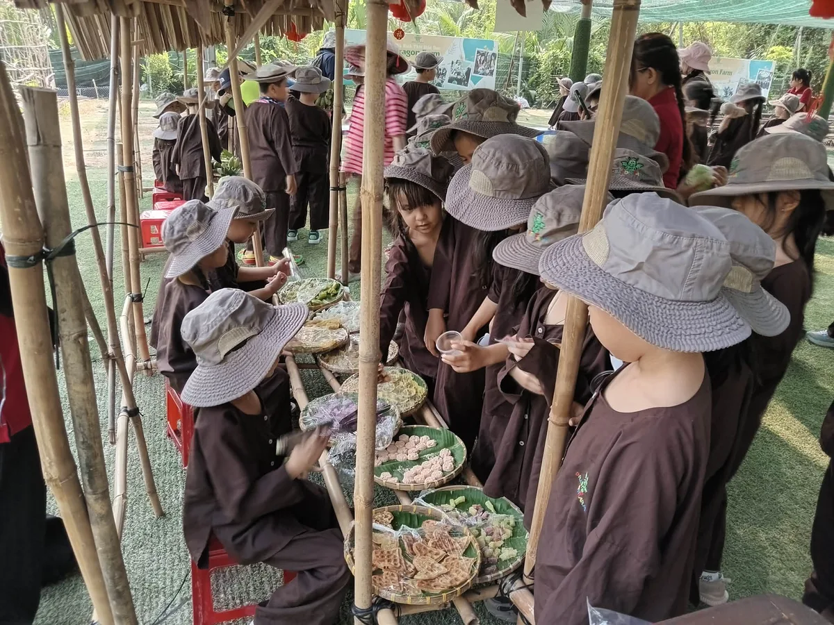 Các bé trao đổi, mua bán rau củ tại phiên chợ quê Dragon Farm