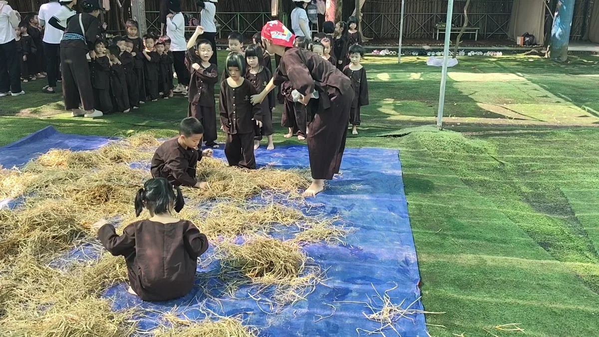 Không gian rơm sạch tự nhiên rộng lớn tại Dragon Farm nơi trẻ tự do vận động tìm kiếm