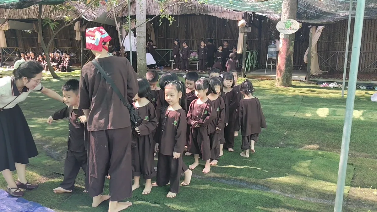 Niềm vui vỡ òa của bé mầm non khi tự tay tìm thấy báu vật trứng cút