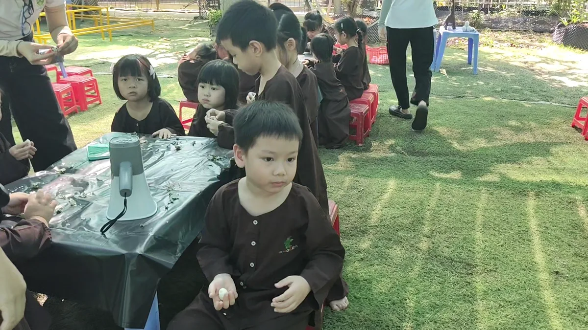 Các bé học sinh mầm non tự tay bóc vỏ trứng cút và thưởng thức thành quả lao động ngon lành