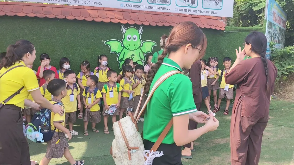 Cả lớp Mầm Non Toto-Chan rộn rã check-in tại cổng chào Dragon Farm