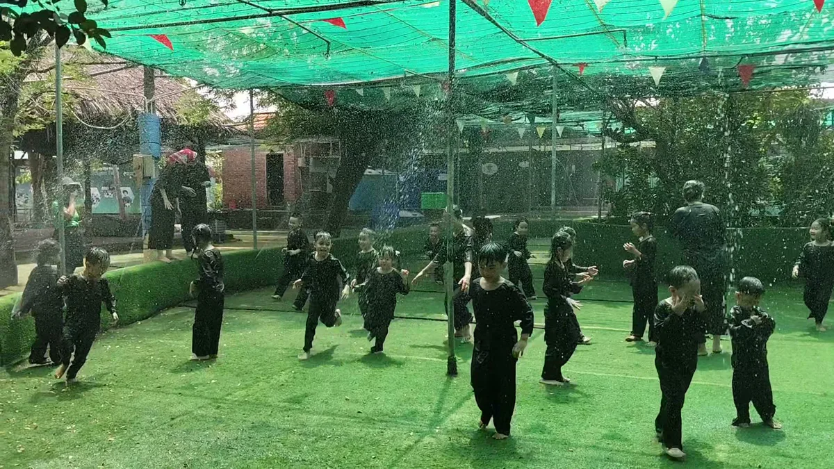 Cảm xúc vui sướng vỡ òa dưới cơn mưa rào dân gian mát lạnh