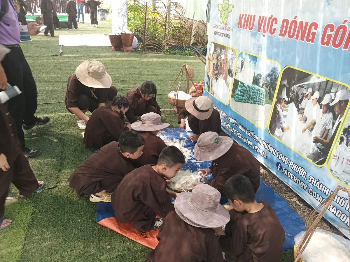 Các bé học sinh mầm non đứng trải nghiệm quy trình làm muối tại Dragon Farm