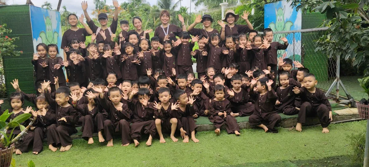 Các bé hào hứng rượt bắt những chú vịt con tinh nghịch