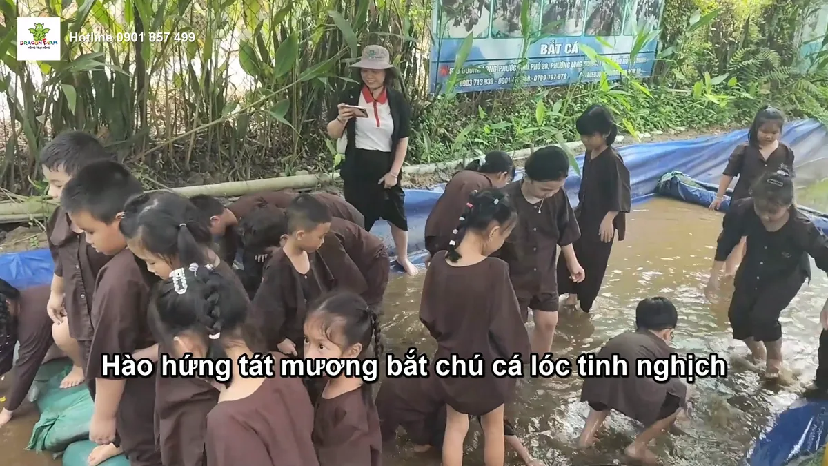 Các bé mầm non Đôi Cánh Thiên Thần quậy tưng bừng bắt cá dưới mương