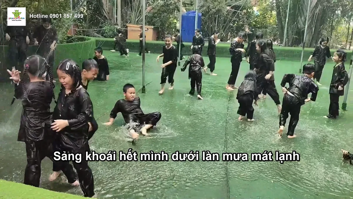 Niềm vui vỡ òa khi các bé trải nghiệm tắm mưa dân gian mát mẻ