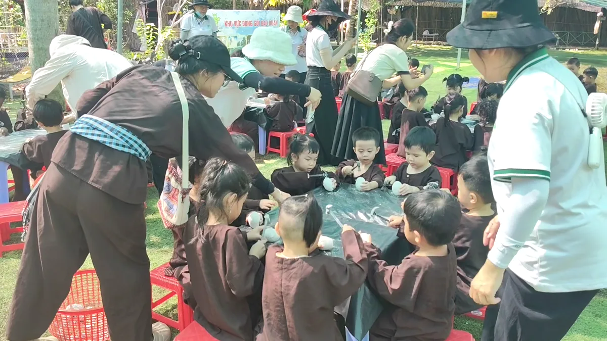 Các bé mầm non Wonderlearn chăm chú gõ búa thạch cao